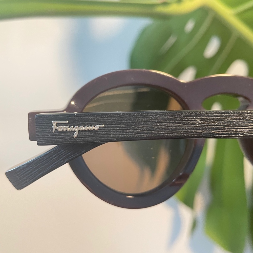 Ferragamo round sunglasses - dark plum black brown